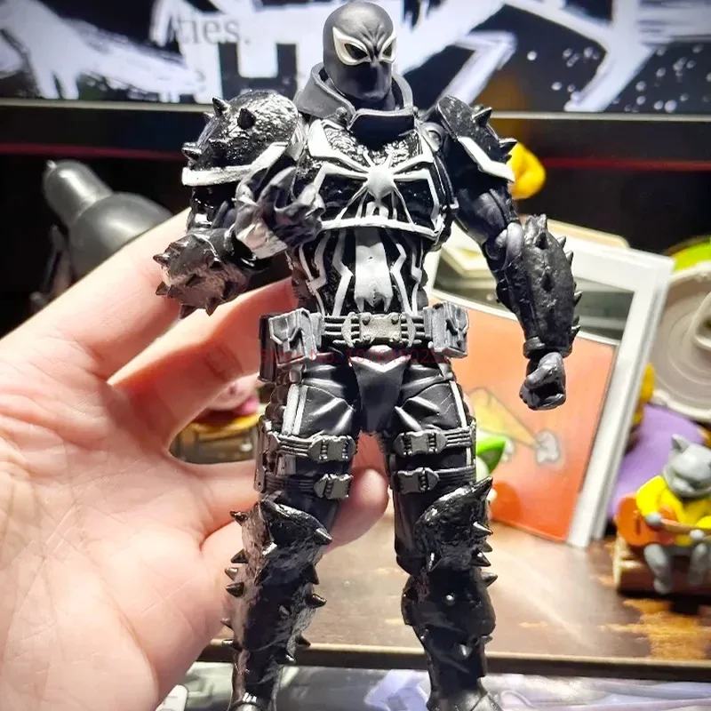 Экшн-фигурка из ПВХ Веном