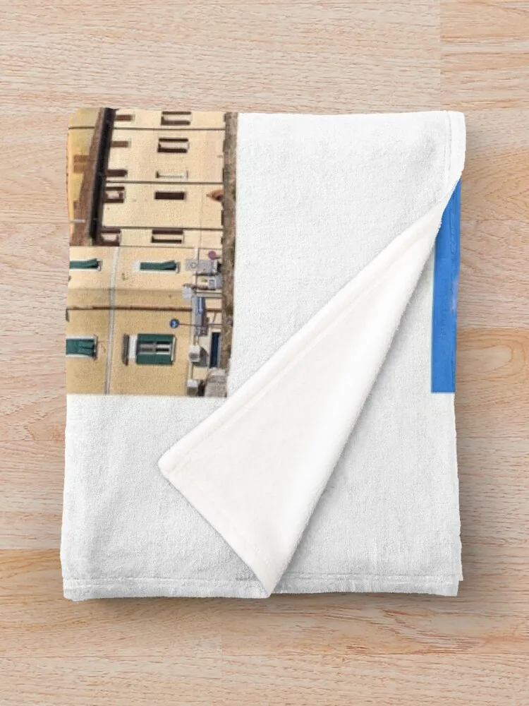 Старые церковные и здания городской пейзаж в Оддини Италия пледы диваны для зимы