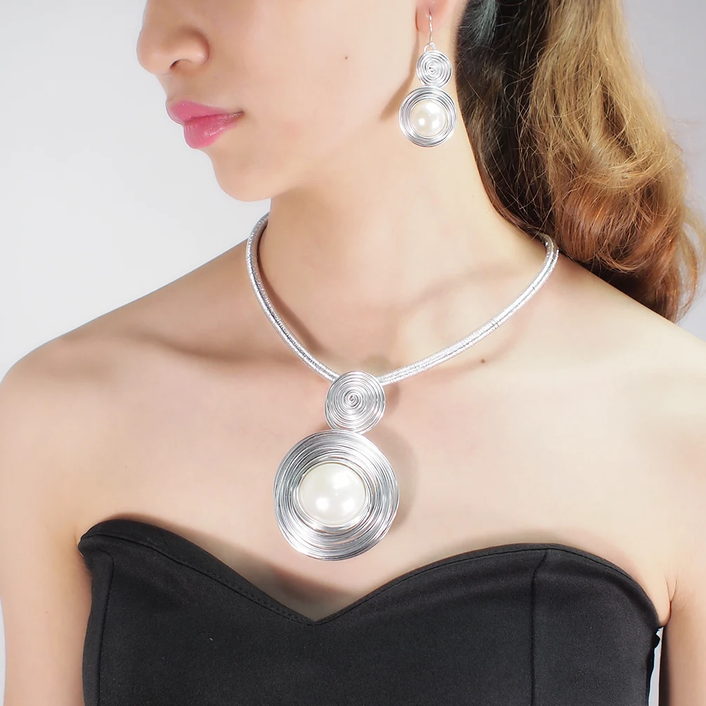 Женский ювелирный комплект из колье и серёг сплава