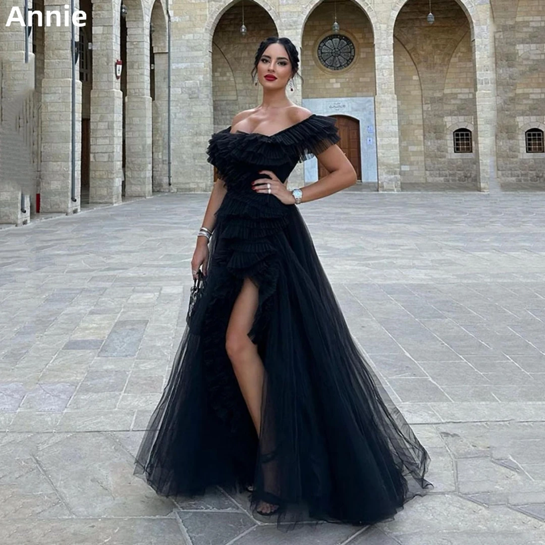 

Платье для выпускного вечера с открытыми плечами и оборками