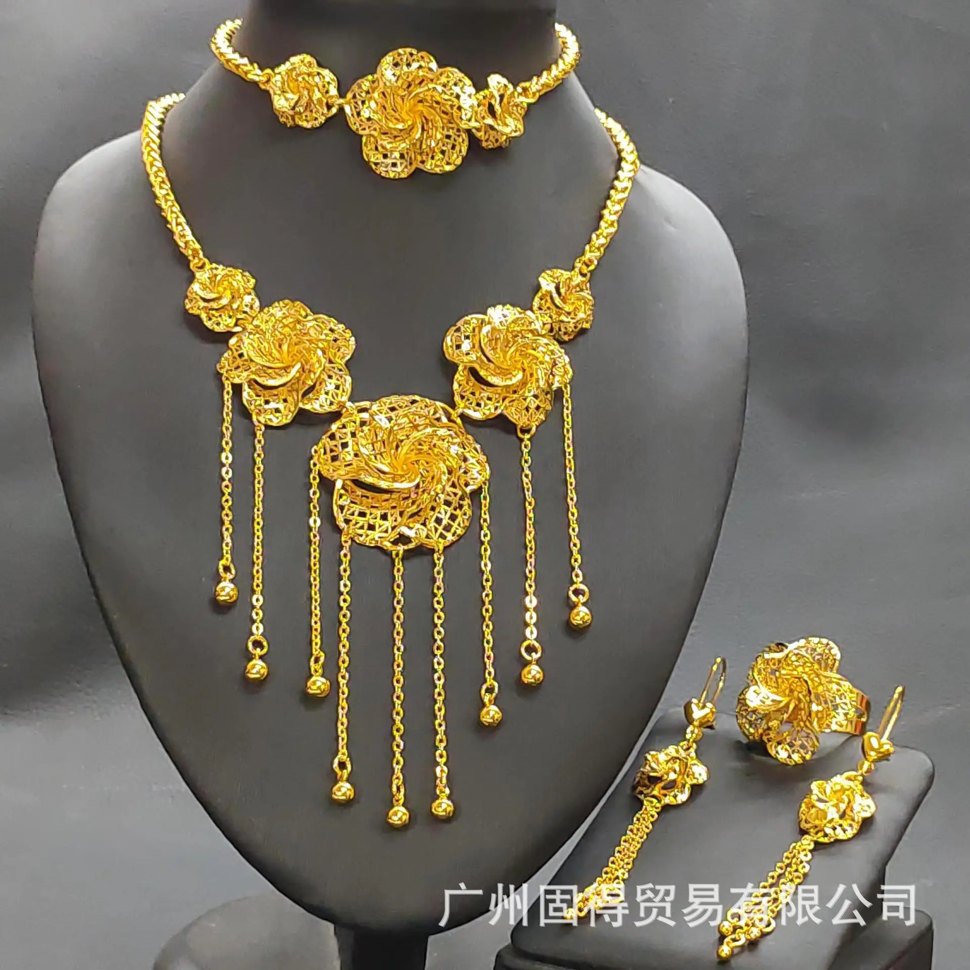 

2023 Hot Sale Dubai 24k Gold Flower Fringe Jewelry Set Women's Necklace Earrings Bracelet Bracelet Ring Wedding Jewelry