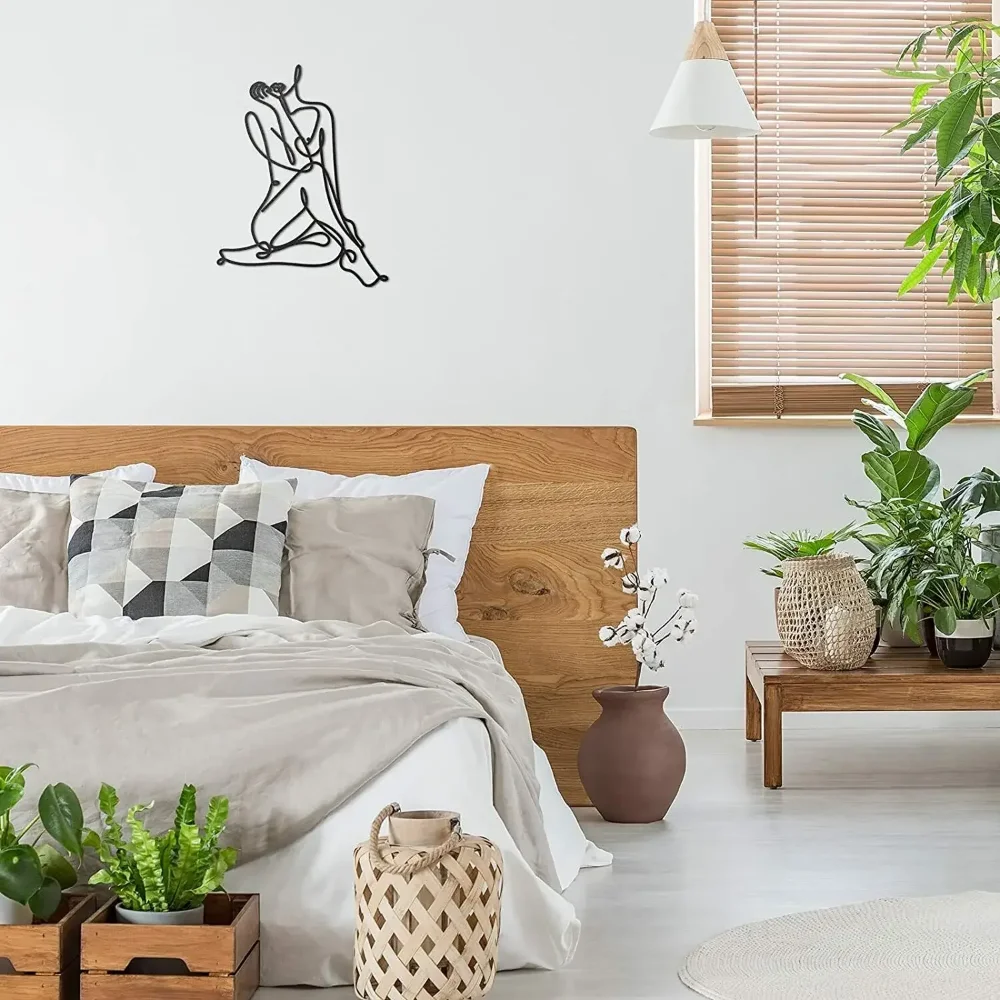 Изящное женственное минималистичное искусство проволоки женского силуэта