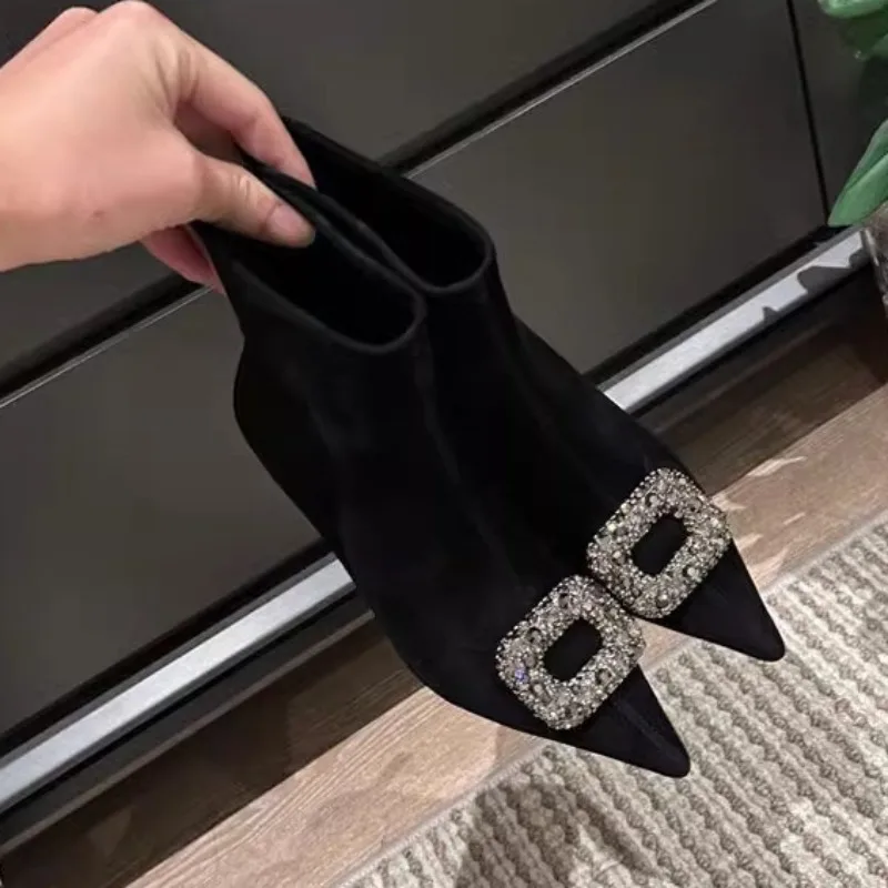 Зимние женские короткие сапоги новинка стильные роскошные на шпильке со