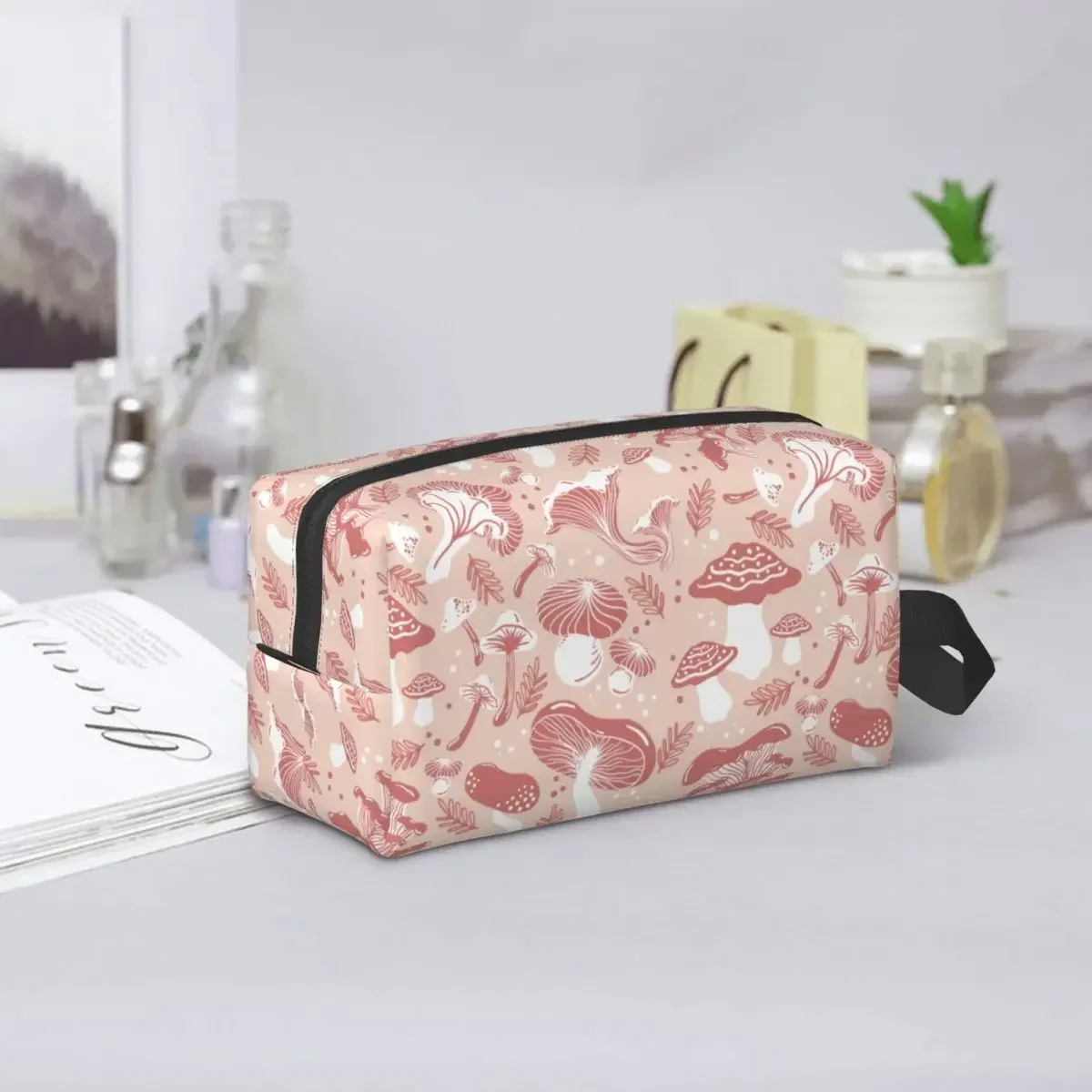 Женская косметичка с рисунком в виде розовых грибов и листьев