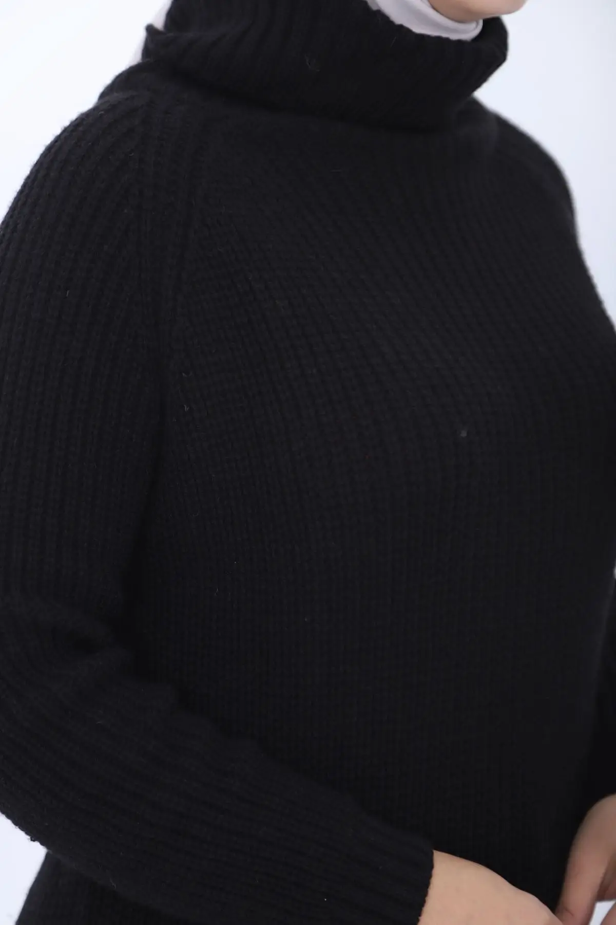 

Women in black turtlenecks Knitted Sweater slit taylor Women Muslim Sweater