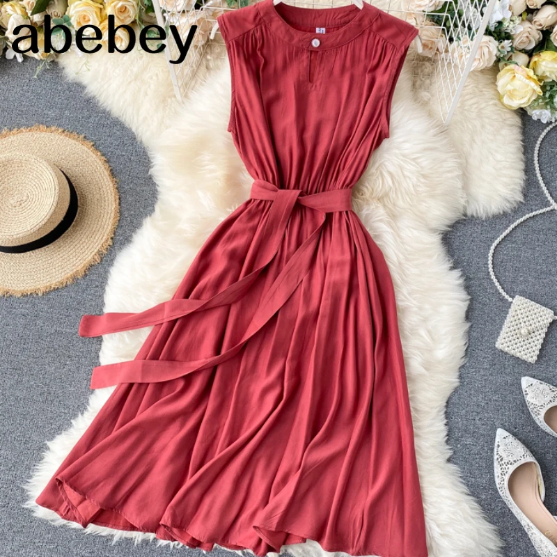 Женское однотонное зеленое платье без рукавов с круглым вырезом и поясом |