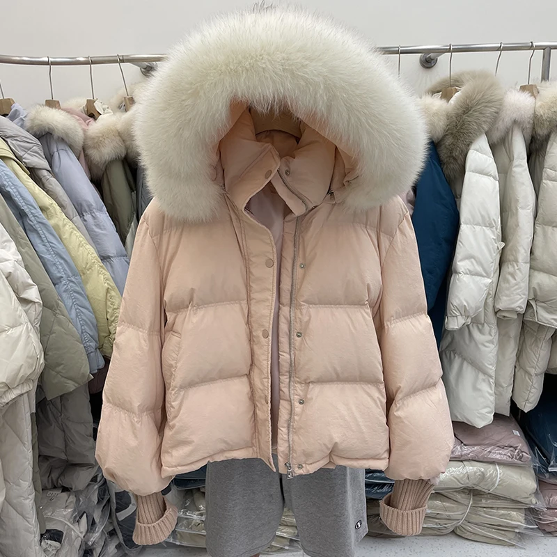 

Женская куртка на белом утином пуху, Короткая свободная теплая куртка с капюшоном и большим воротником из натурального меха, верхняя одежда, E415, зима 2023