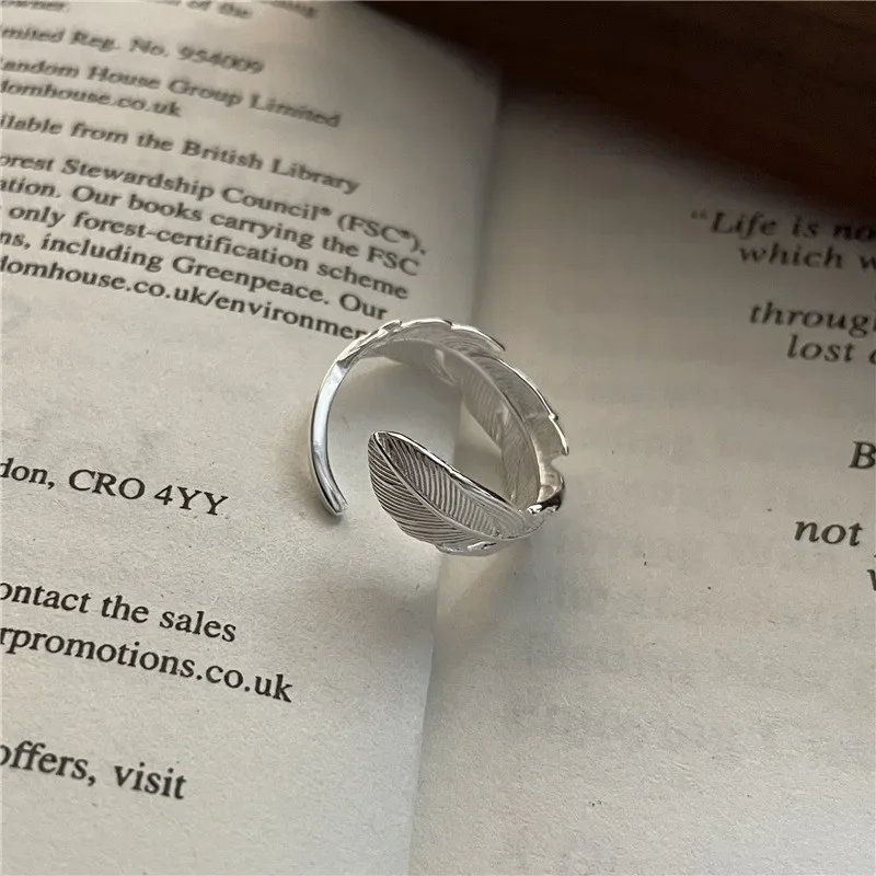 Женское кольцо с перьями из серебра пробы