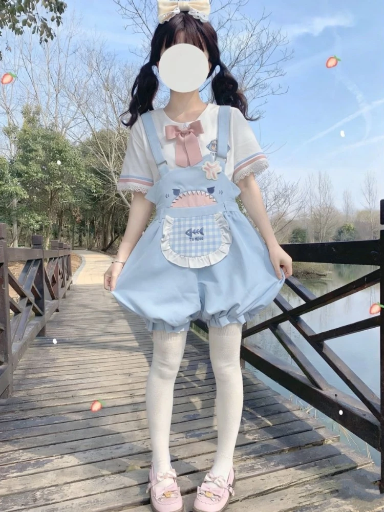 Фото Комплект из 2 предметов в стиле Sweet Lolita: синие, белые, розовые комбинезоны-блумеры с кружевом, рюшами, бантом, клетчатыми карманами и принтом акулы для девочек-подростков на каждый день №2