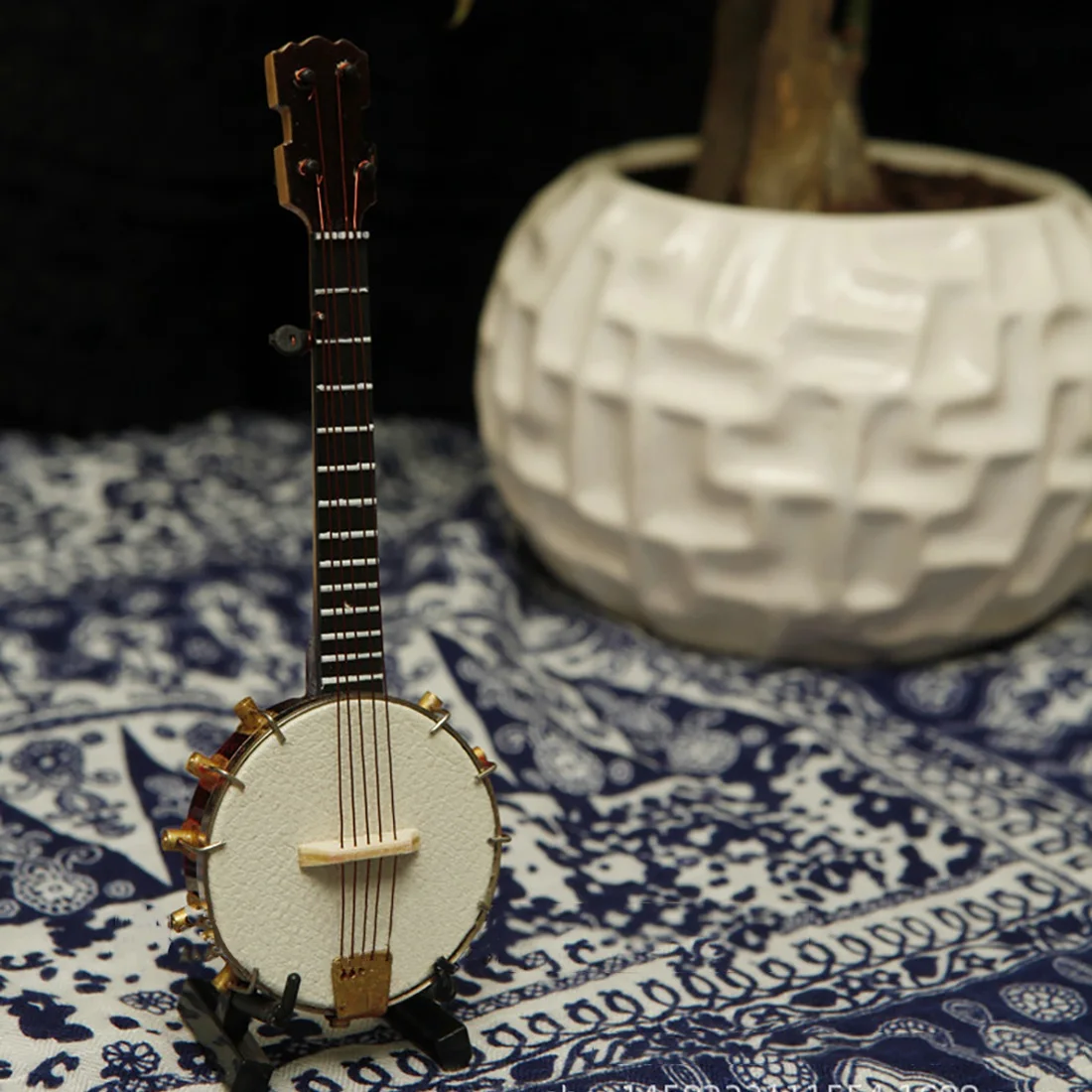

Миниатюрный Мини-банджо с подставкой, музыкальный инструмент, миниатюрная модель кукольного домика, украшение