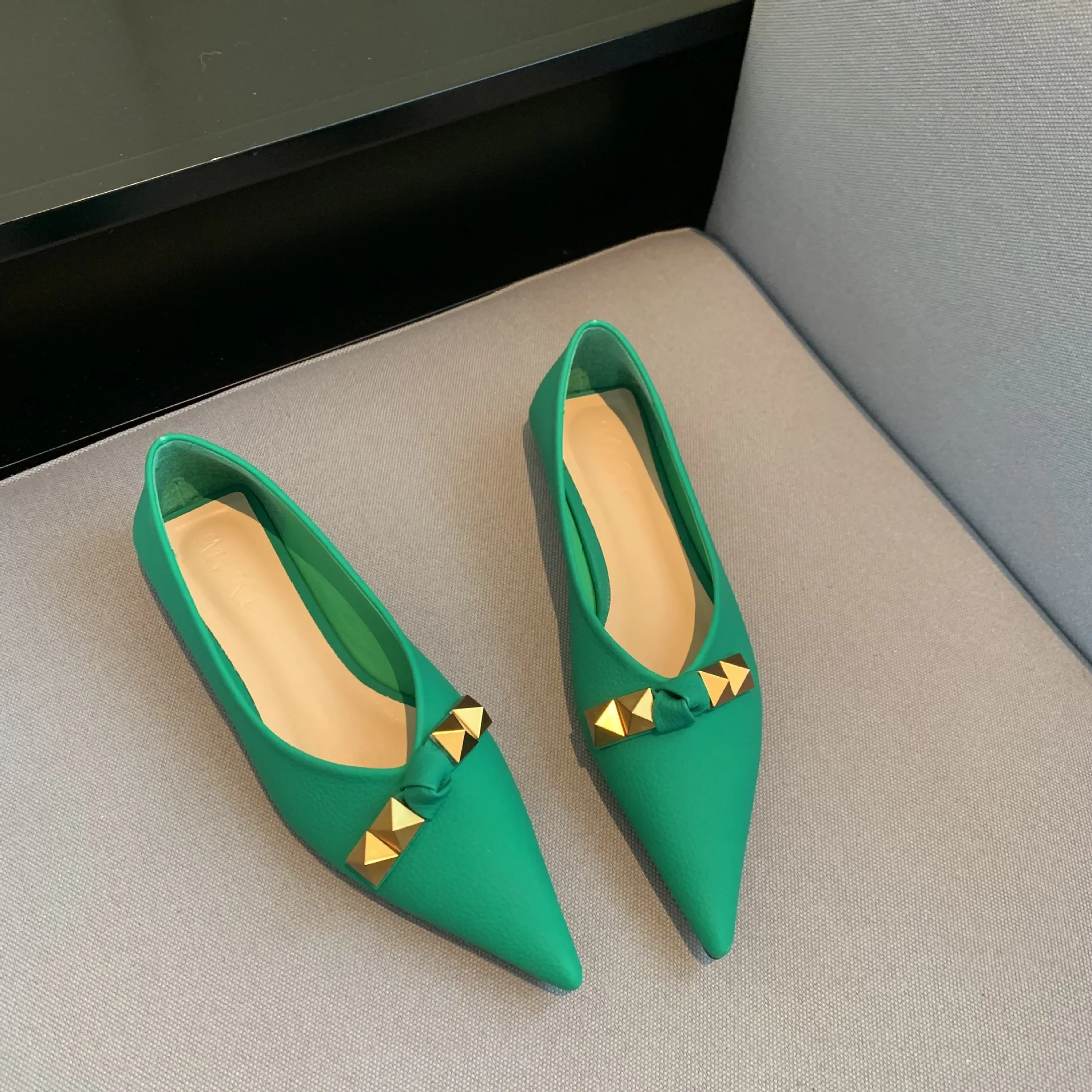 

Женская обувь 2022, женская обувь с острым носком, модные заклепки, шпильки, бант, новое платье, милые летние бабочки из искусственной ткани и р...