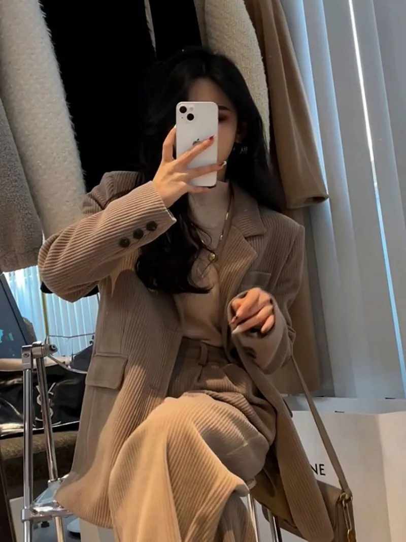 Костюм женский вельветовый из двух предметов с прямыми брюками