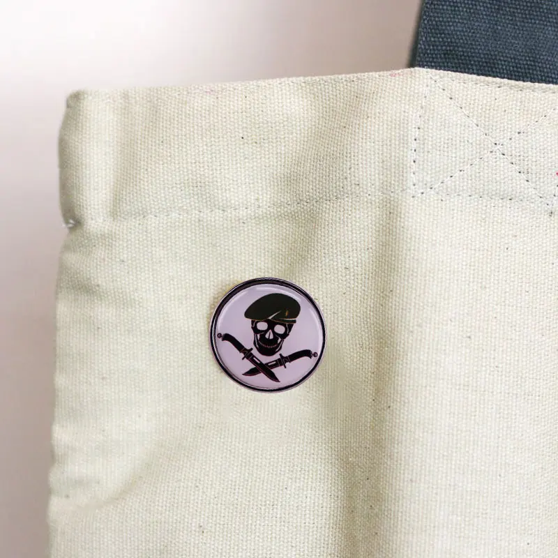 Берет-Череп Значок перекрестный нож и фотоэлемент |