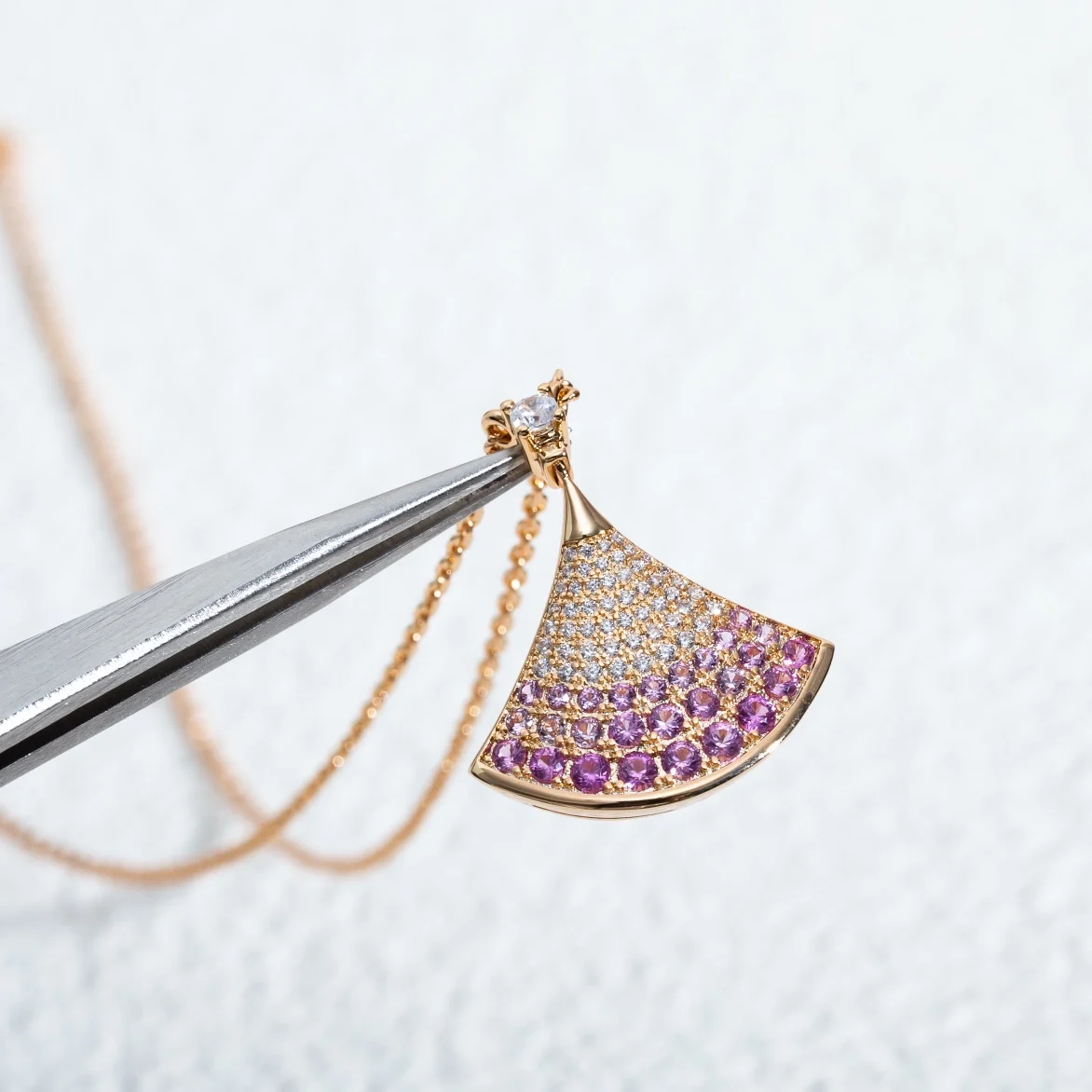 

Bv New China Valentine's Day Pink Skirt Necklace Ladies Fashion Elegant Luxury Jewelry Gifts China Factory Wholesale