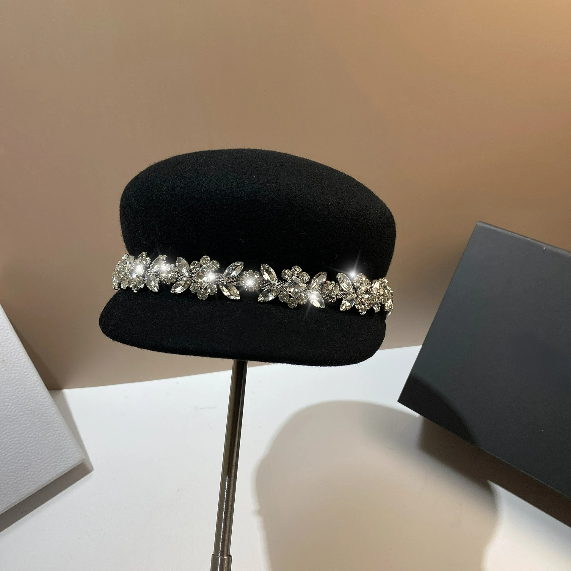 

Новая тёмно-синяя шапка стразы из чистой шерсти осенне-зимняя маленькая Пряная шапка с язычком утки