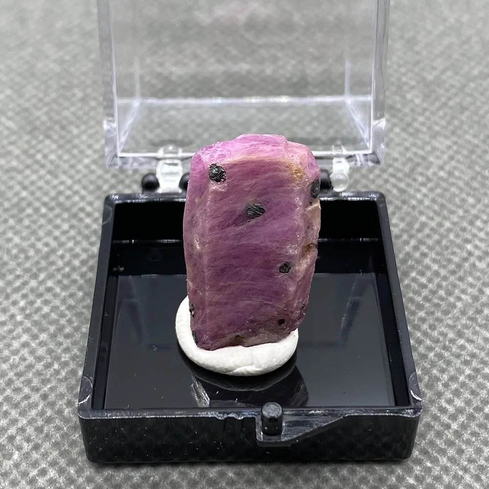 

100% натуральный колонный рубин ​ ​ Образец минераля грубой красного корунда можно использовать в качестве коллекции драгоценных камней с подвеской + размер коробки: 35*35*35 мм.