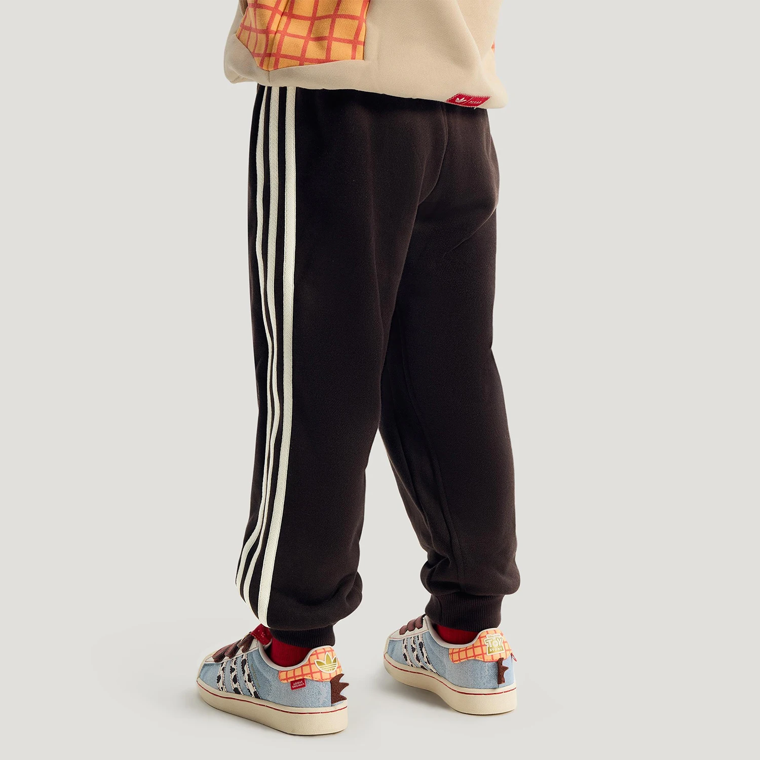 Фото Оригинальные детские спортивные брюки Adidas Clover черного цвета с эластичными манжетами на штанинах, модель KS3166. №3