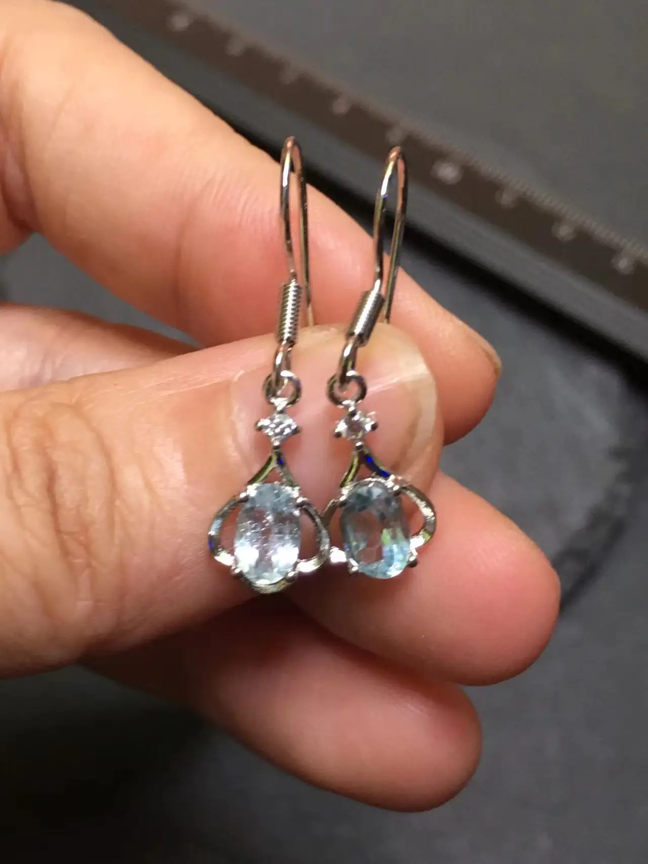 Женские серьги-гвоздики из серебра 925 пробы с натуральным голубым топазом карата