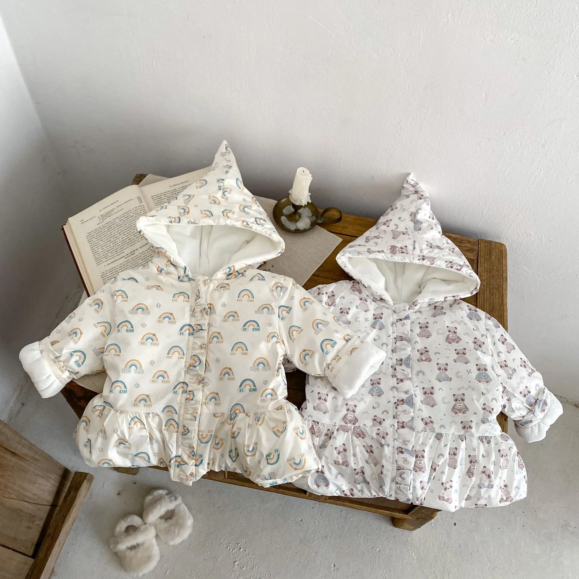 

Новинка зимы 2023, теплое пальто с капюшоном для маленьких девочек с длинным рукавом, модная куртка с хлопковой подкладкой и принтом для младенцев, теплая Вельветовая одежда для малышей