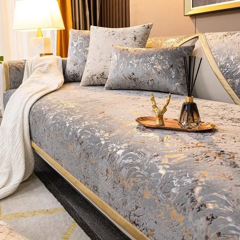 

Бархатные чехлы для диванов с позолоченным узором