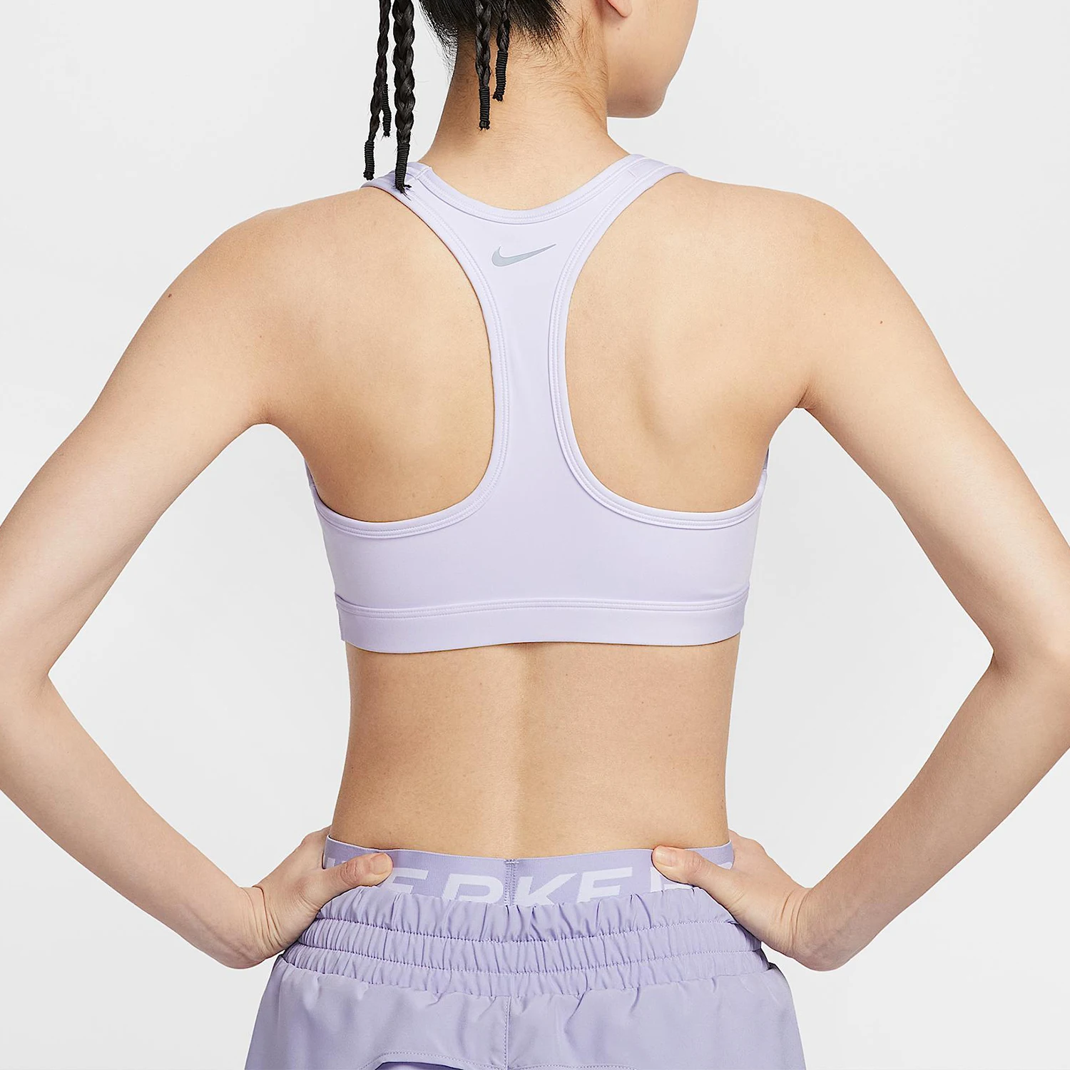 Фото Оригинальный женский спортивный бюстгальтер Nike Swoosh с перекрестной спинкой для тренировок IO0255-547 №2