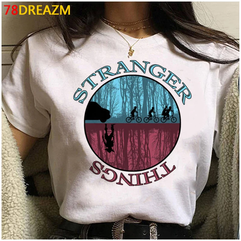 

Футболка женская с винтажным принтом «очень странные дела»