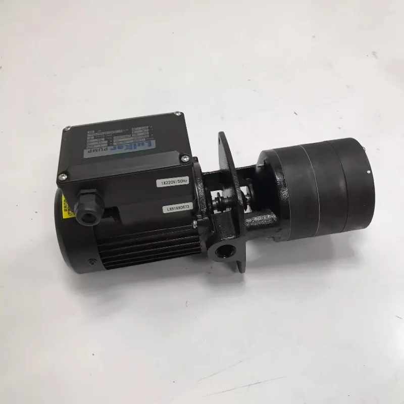 Гравировальная машина с охладителем оснащена погружным циркуляционным насосом