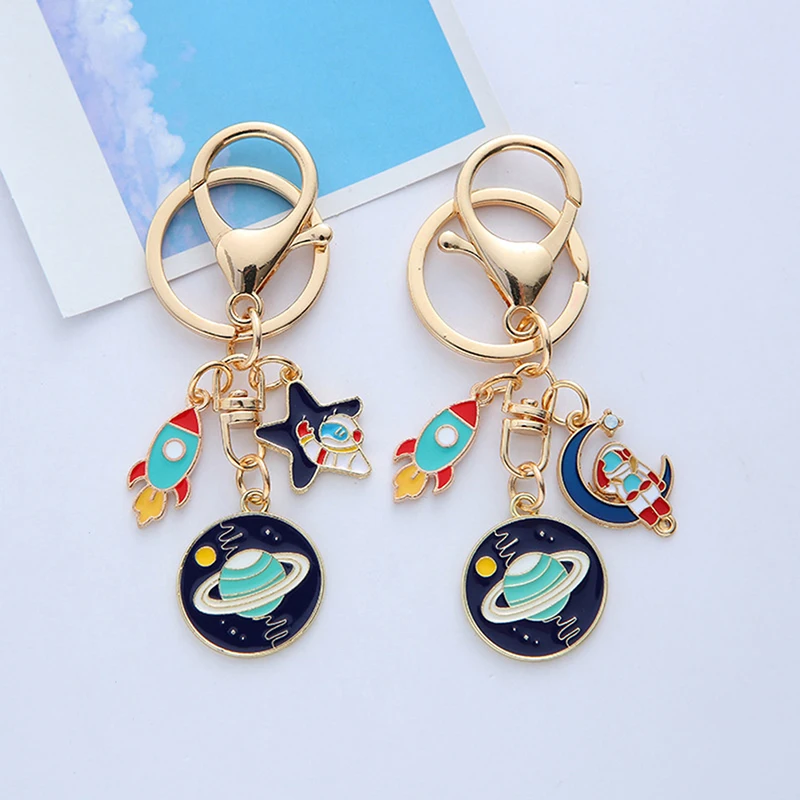 

Брелок для ключей с астронавтом, коллекция ключей с изображением космоса, Луны, звезды, галактики, для мужчин и женщин, очаровательное кольц...