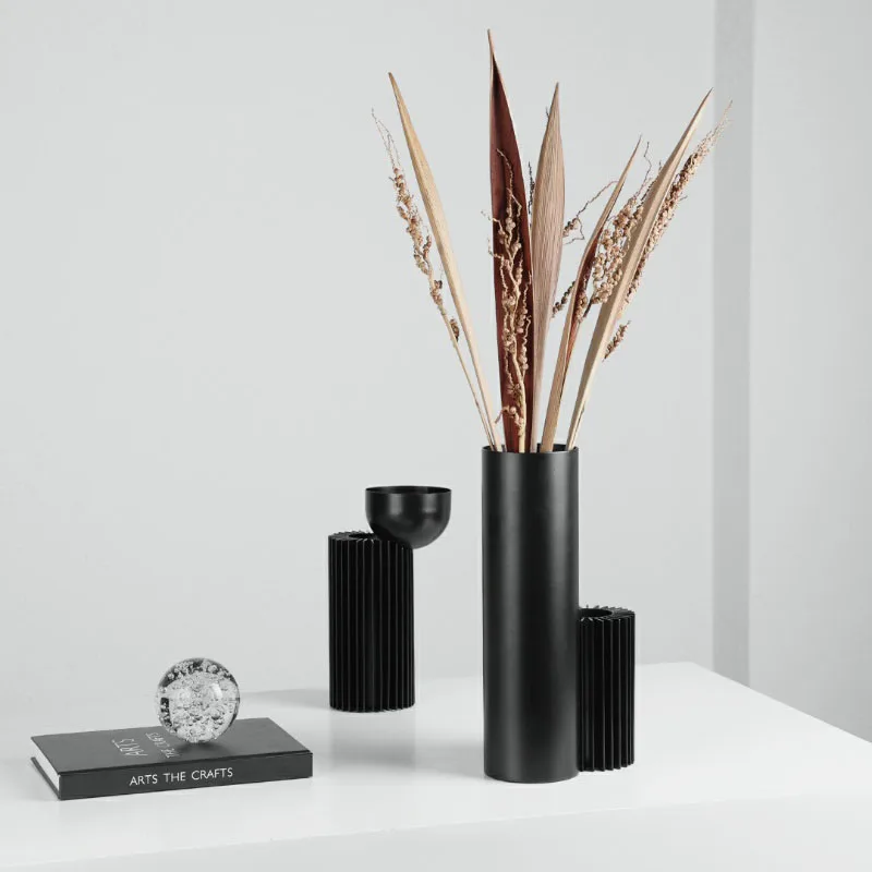 Фотообои с резьбой для оформления интерьера гостиной