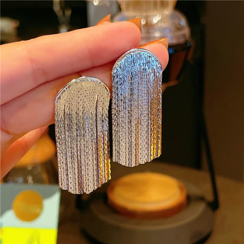 

Винтажные Роскошные изогнутые металлические висячие серьги с кисточками для женщин новые модные изысканные серьги из нержавеющей стали ба...