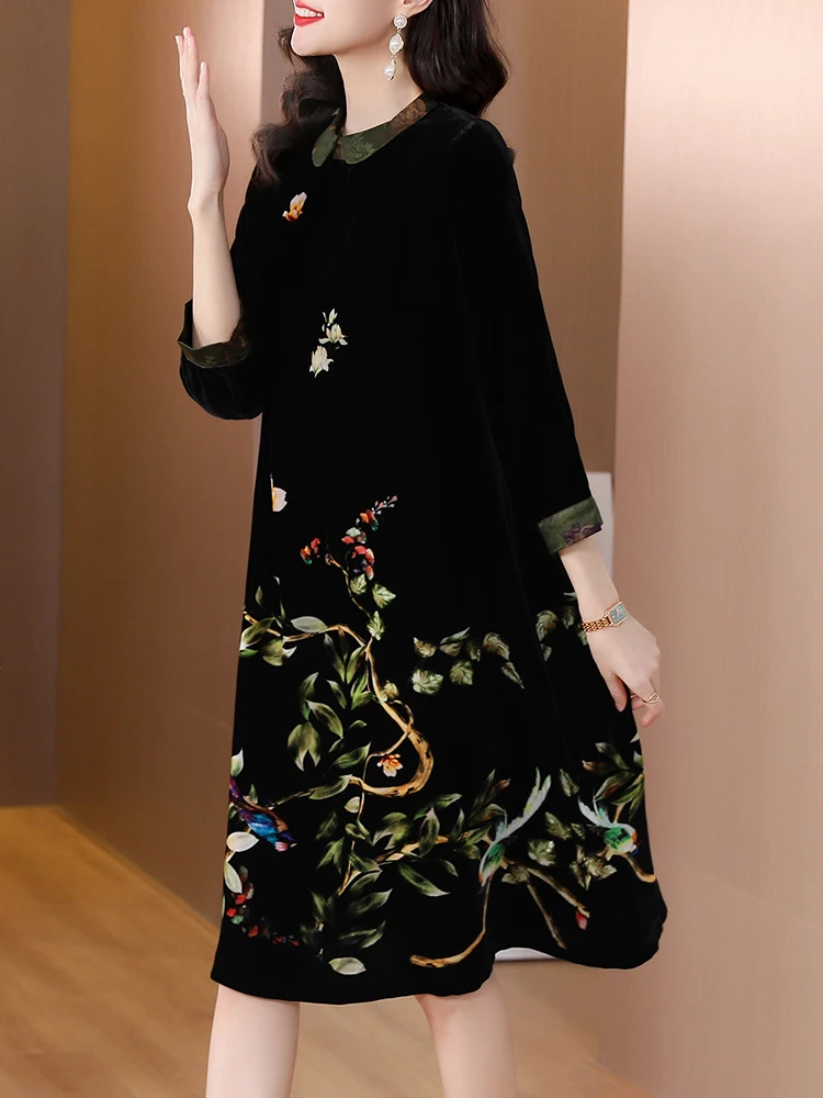 Женское черное бархатное платье средней длины с цветочным принтом и свободной