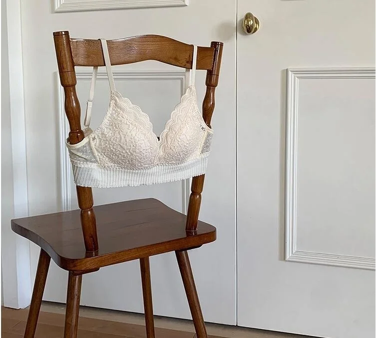 

2022 New French Thin Cotton Embroidery Underwear Women Retro Embroidery No Steel Ring Small Chest Gather Triangle Cup Bra