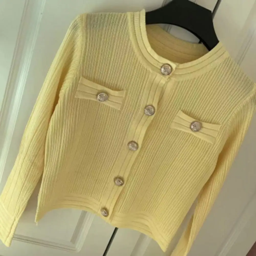 

Женский однобортный трикотажный кардиган с круглым вырезом