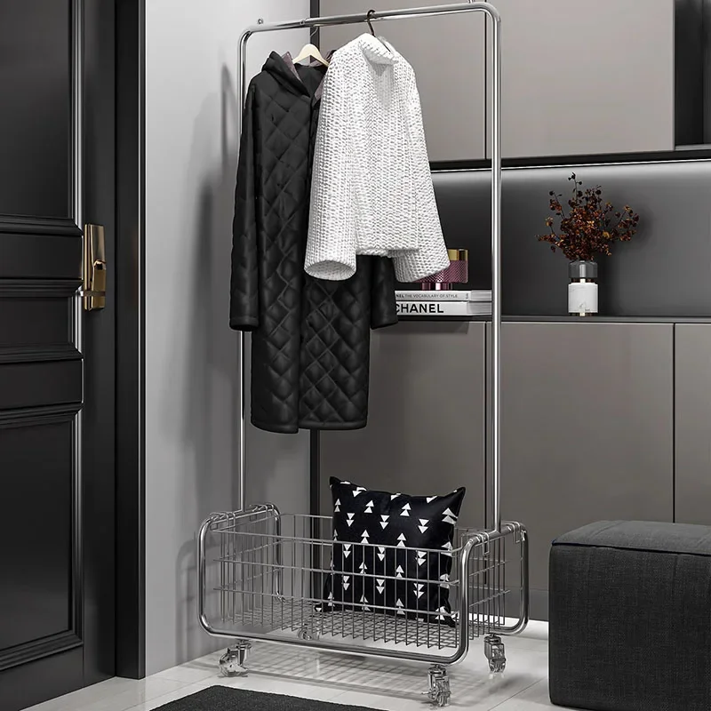 Бутик-стойка для одежды на колесах металлическая минималистичная современная