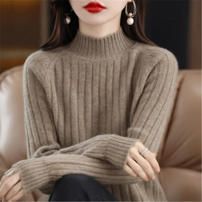 Женский трикотажный пуловер с высоким воротником и коротким рукавом