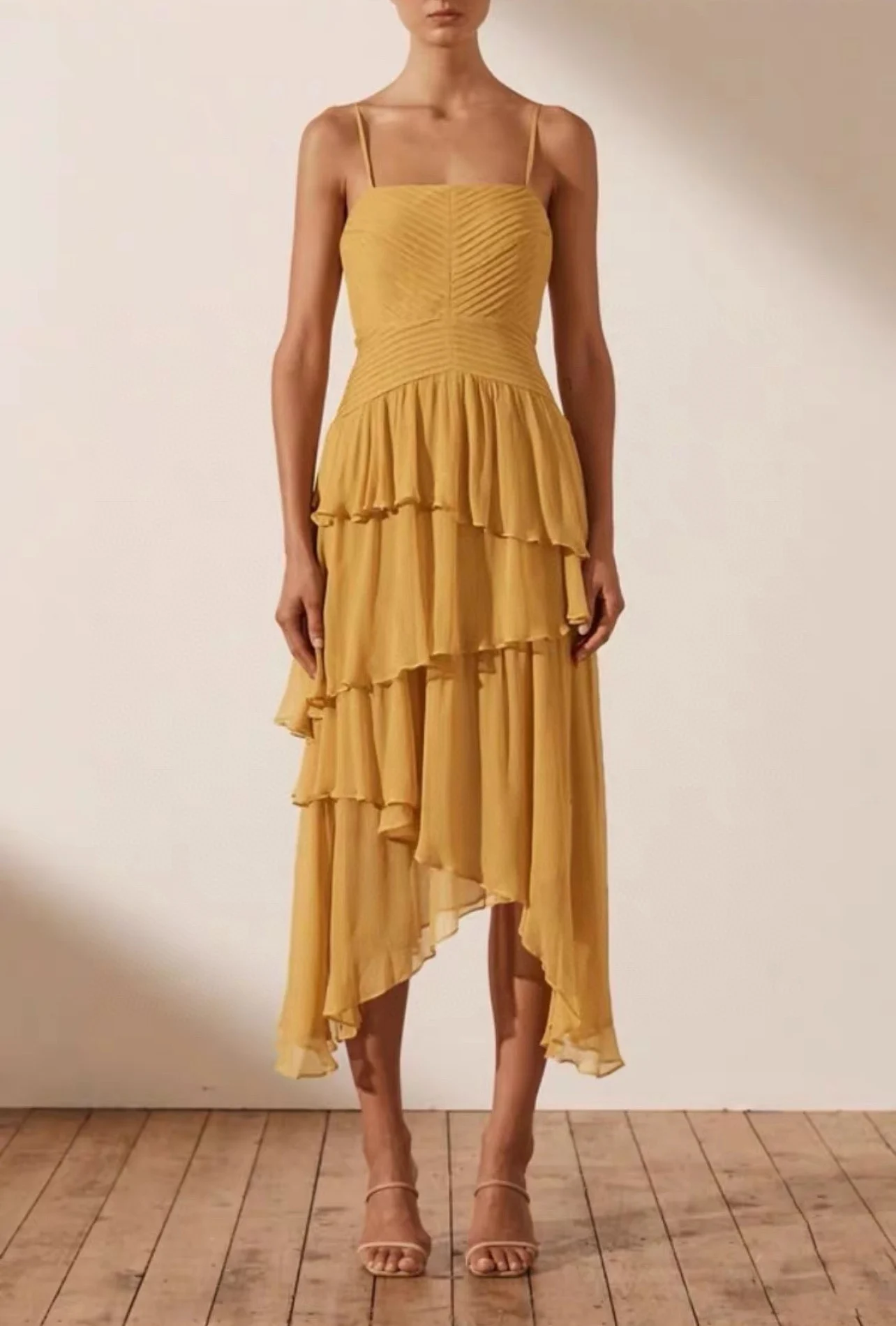 

Женское асимметричное многослойное платье миди со складками и оборками