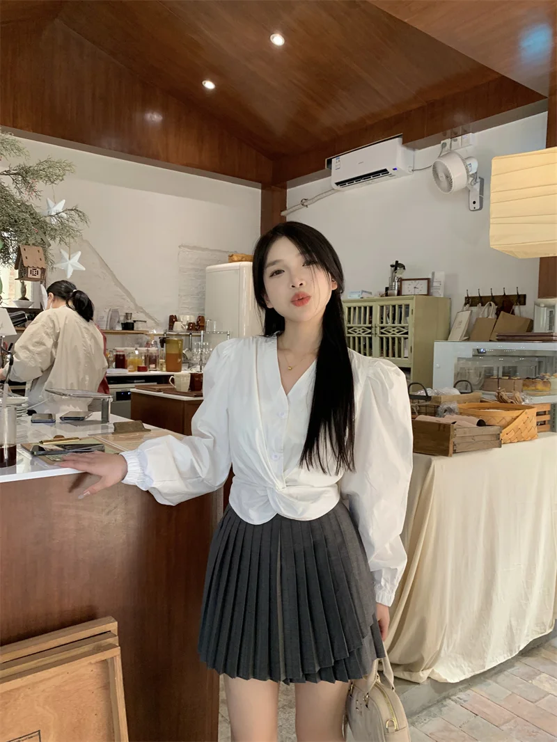 

GGB4318 Twisted design, white long sleeved shirt, new French style, fashionable V-neck, slim fitting short top for women