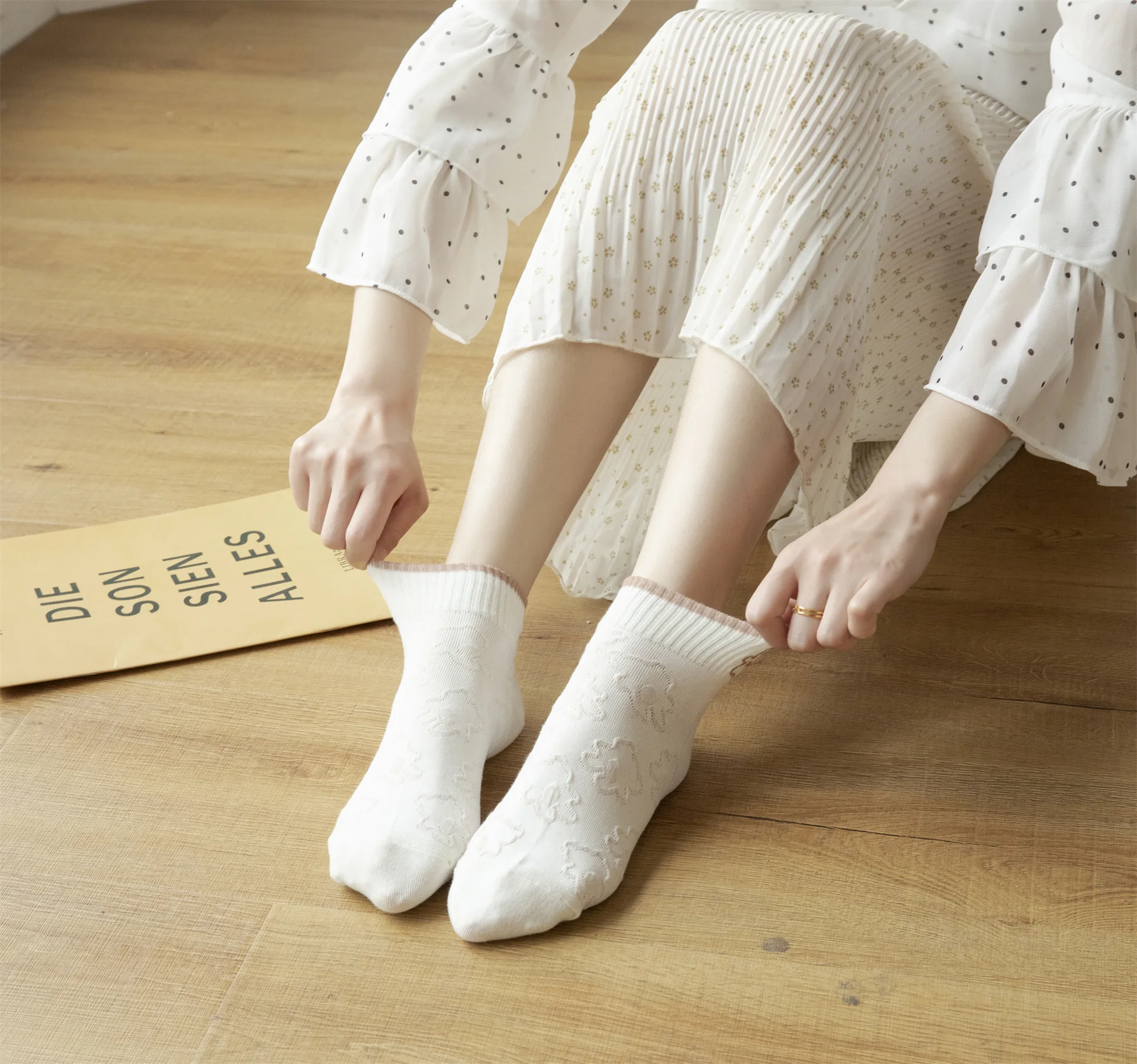 2023 new spring female white embroidery socks fashion fresh college girls shortsocks short tube socks cotton socks comfortable