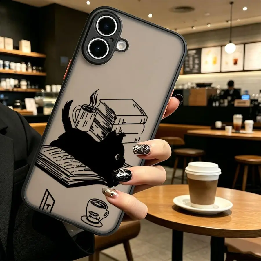 Фото Чехол для iPhone 17 Pro Max 16 Plus 7 8 SE 12 15 11 14 17e XS XR Air 13 Mini с дизайном «Кошка-кофейня» для любителей книг, задняя крышка-накладка №2