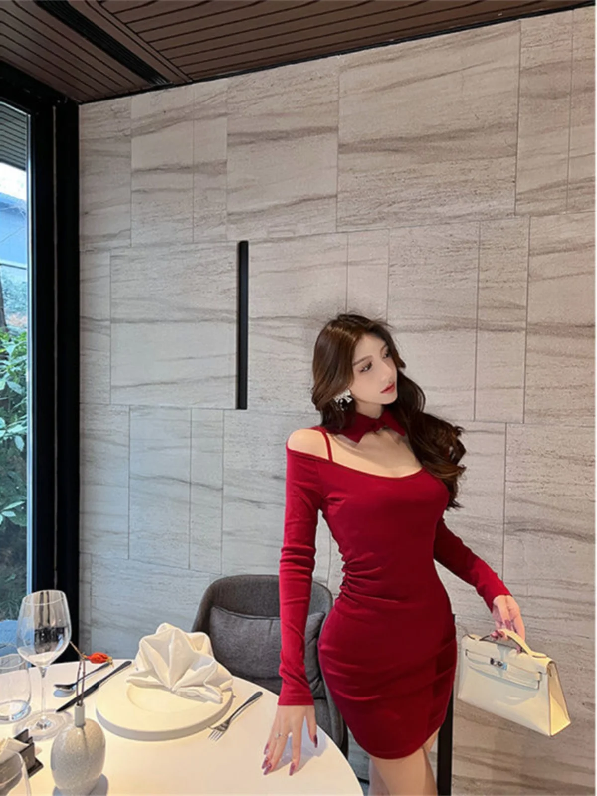 Сладкое и пряное платье с открытыми плечами воротником-поло длинными рукавами