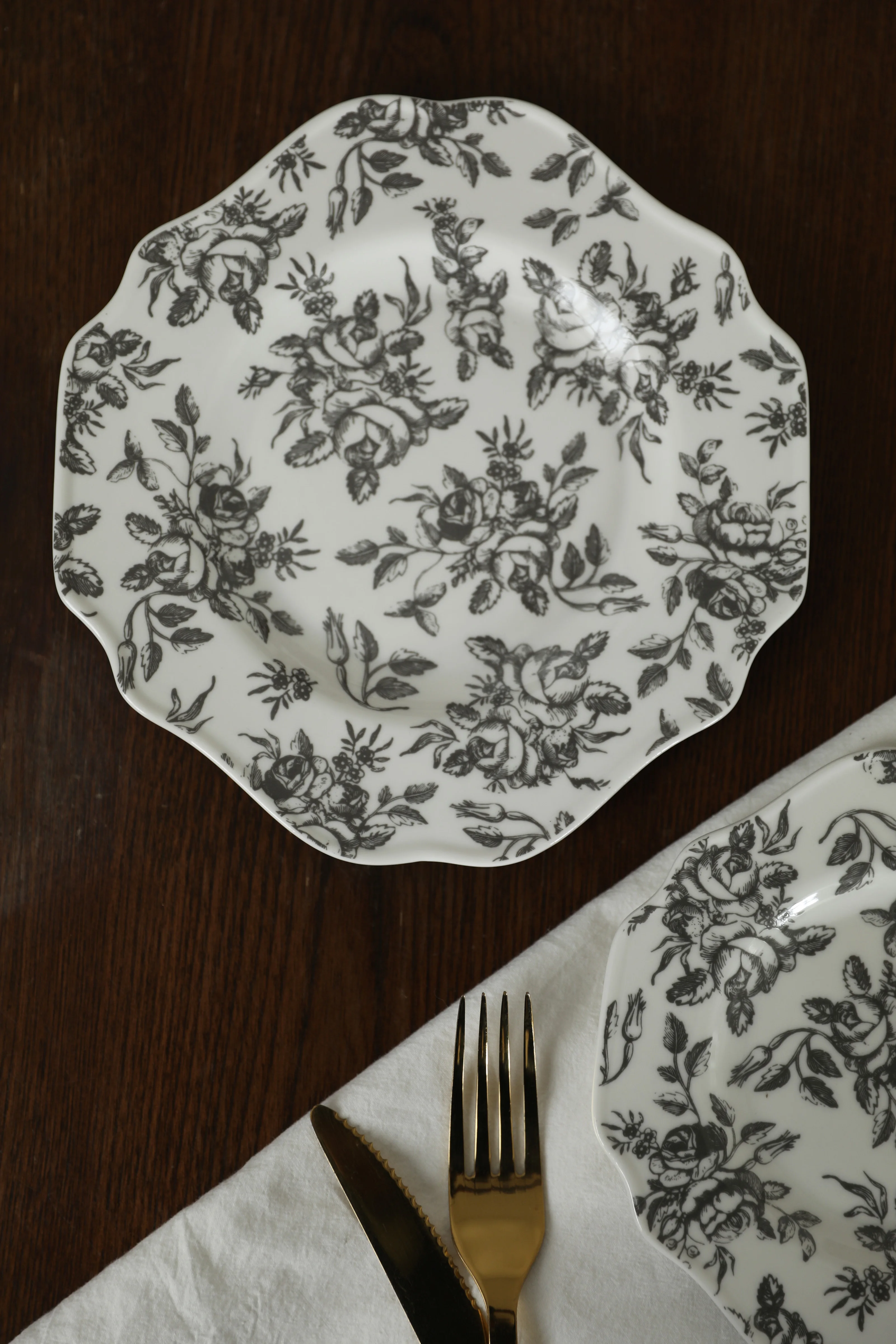 

French Romantic Retro Black and White Rose Multilateral Ceramic Dessert Dish