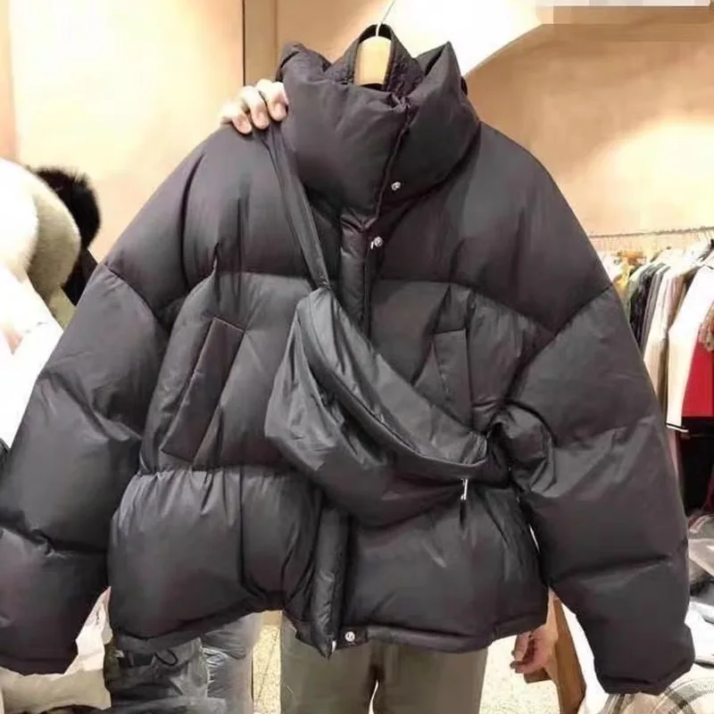 

Женский зимний плотный теплый пуховик с высоким воротником куртка на утином пуху корейская мода свободный короткий пуховик на плечо с нагрудной сумкой