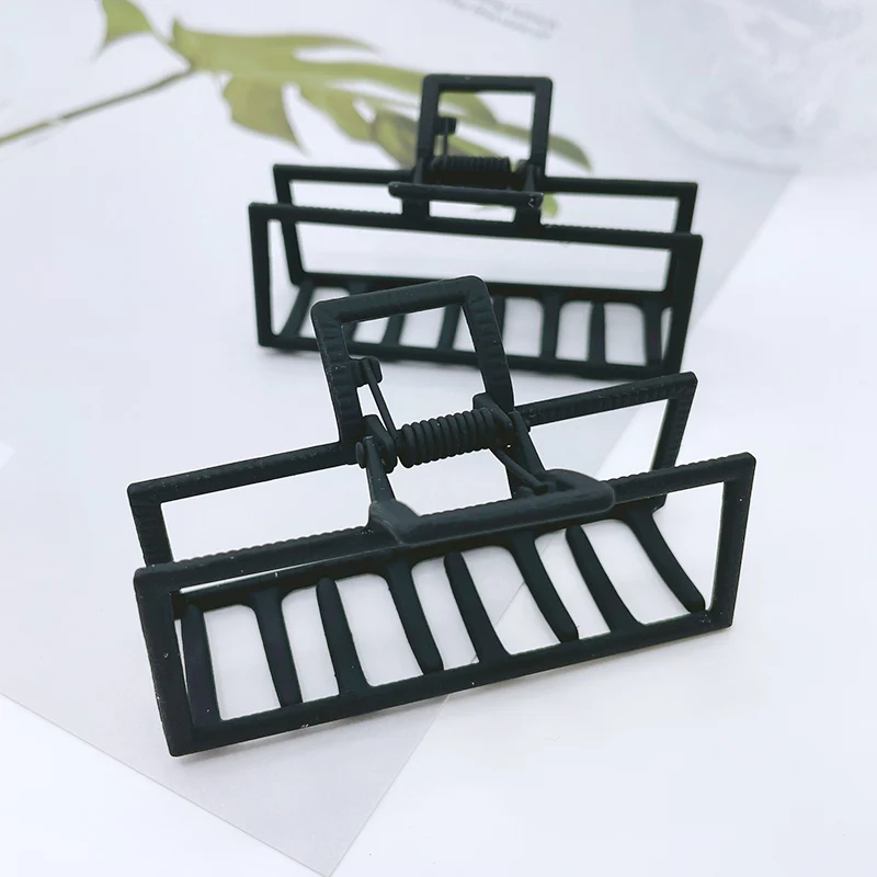 

2022 New Black Fashion Claw Clip for Women Hair Claw Geometric Large Size Hair Clamps Claw Crab Chic Hair Accessories Styling