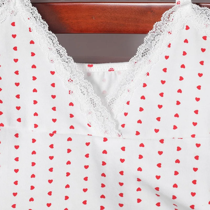 Топ женский хлопковый с V-образным вырезом и принтом сердечек |