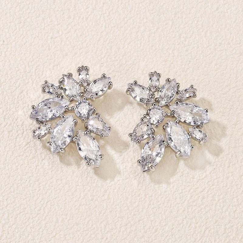 

New Exquisite Romantic Flowers Stud Earrings for Women Personality Shiny Zircon Earring Girls Wedding Party Gift Fashion Jewelry