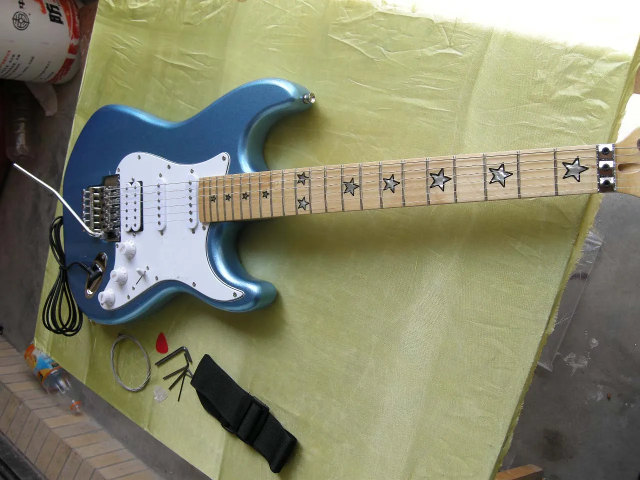 

Metallic blue electric guitar with star-shaped inlaid maple fingerboard SSH pickup, Floyd Rose bridge 9yue7