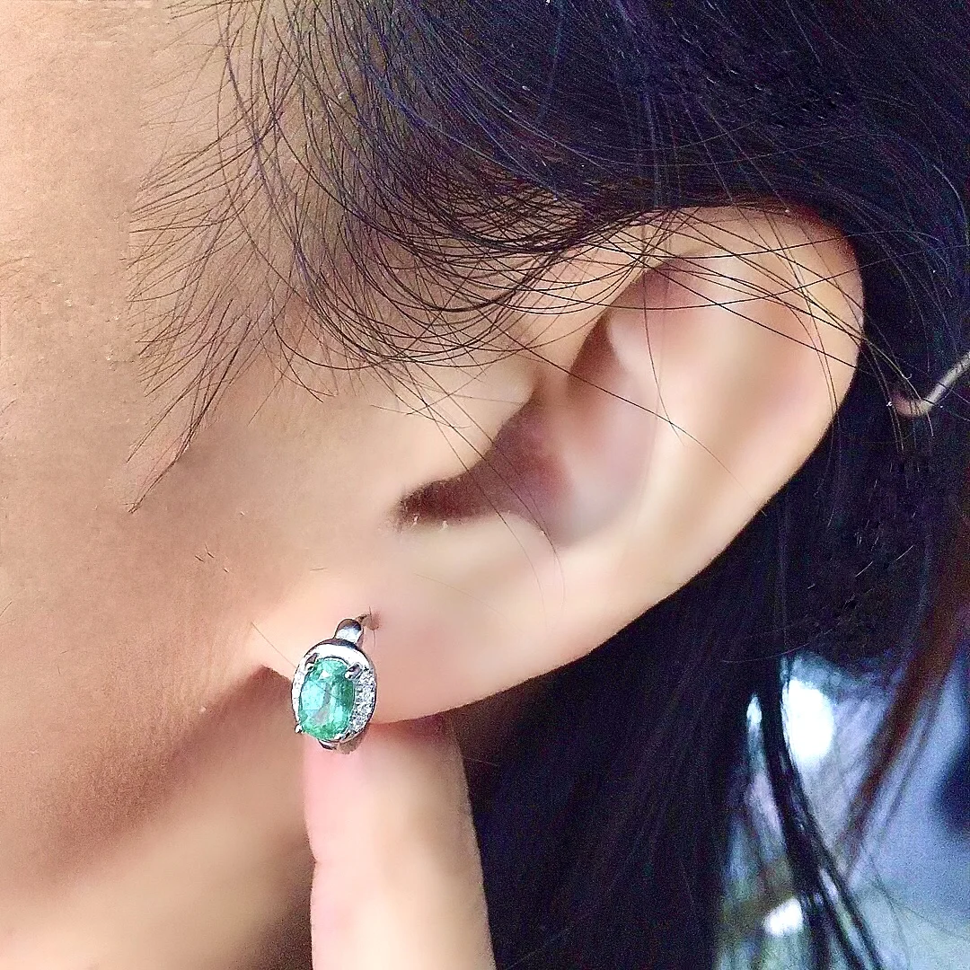 Серьги-кольца женские из серебра 925 пробы с изумрудами 4 Х6 мм