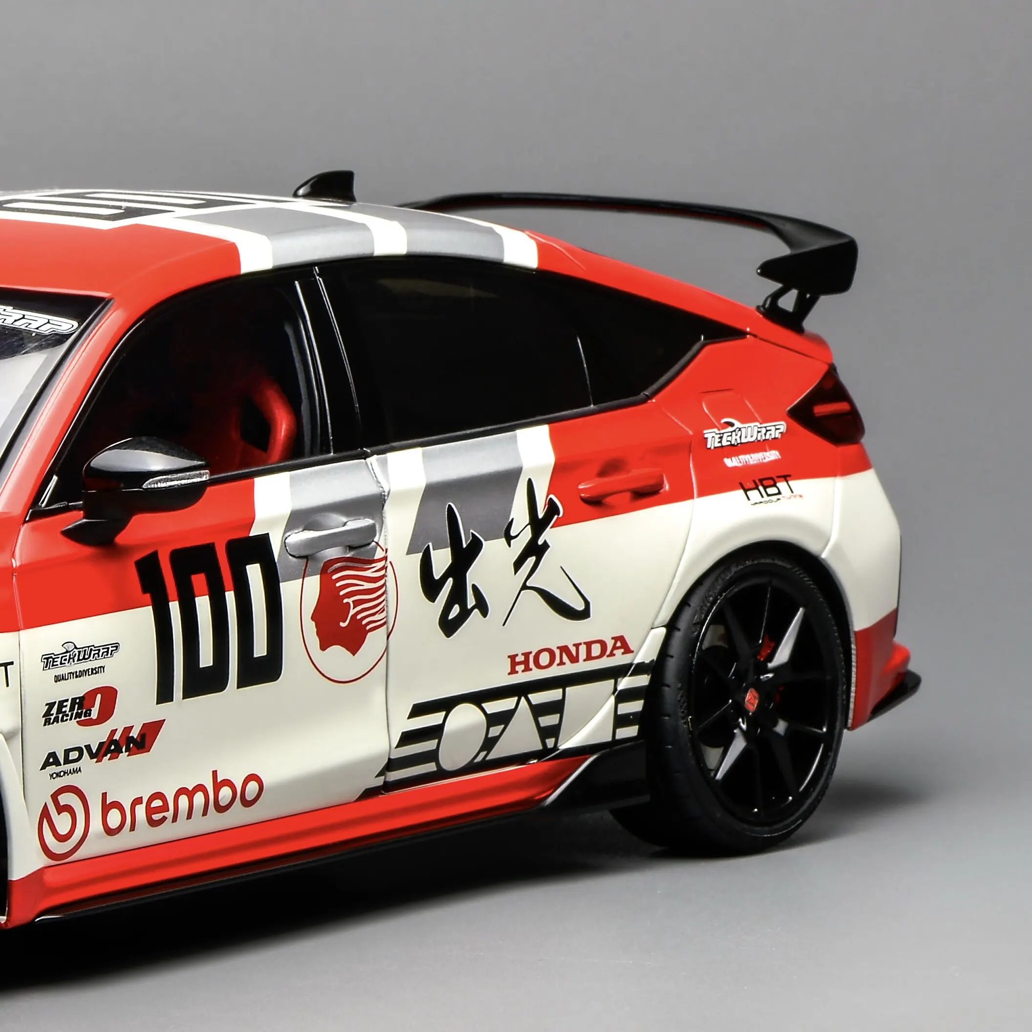 Фото Масштабная модель автомобиля Honda Civic FL5 Type R из литого металла, 1:18 №5