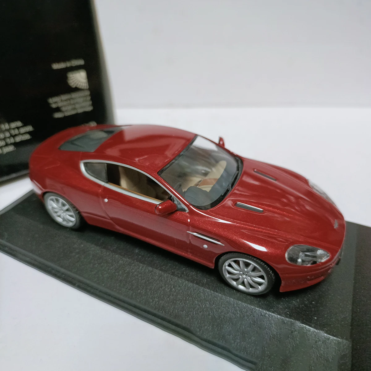 Фото Масштабная модель 1:43 из литого сплава: Aston Martin DB9 2003 года. Коллекционная классическая спортивная машина. Ностальгический сувенир, подарок для взрослых, статическая модель для демонстрации. №4