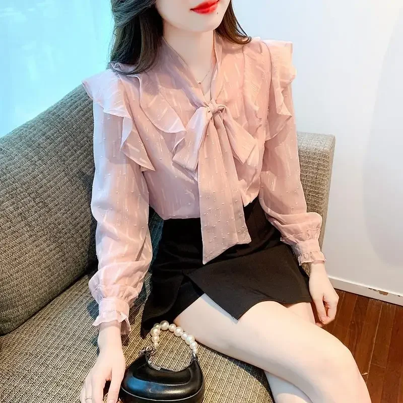 Женская шифоновая блузка с оборками по краям нежная элегантная небольшая в